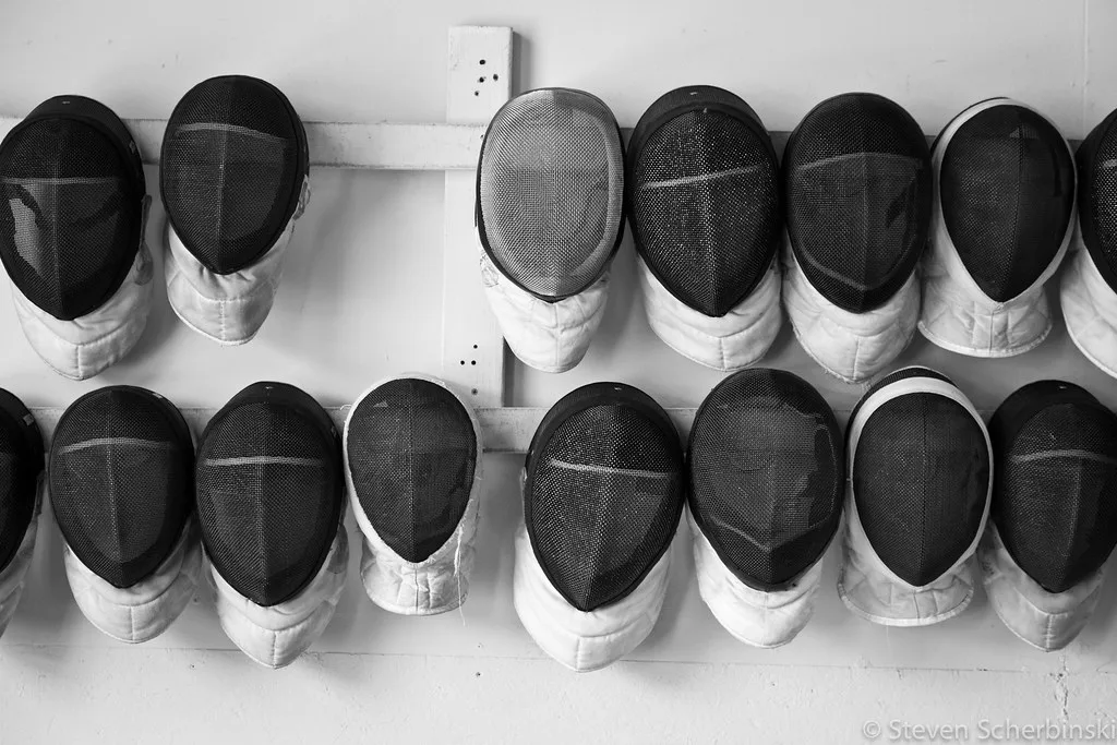 Alignement de masques d'escrime, casques de protection