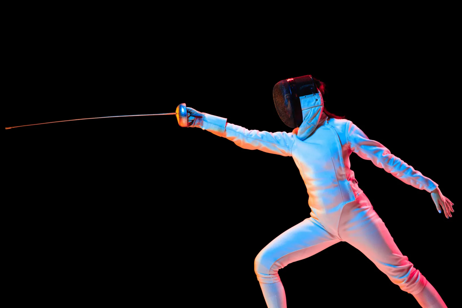 Escrimeur en garde, ambiance dramatique du club d'escrime AsimEscrime